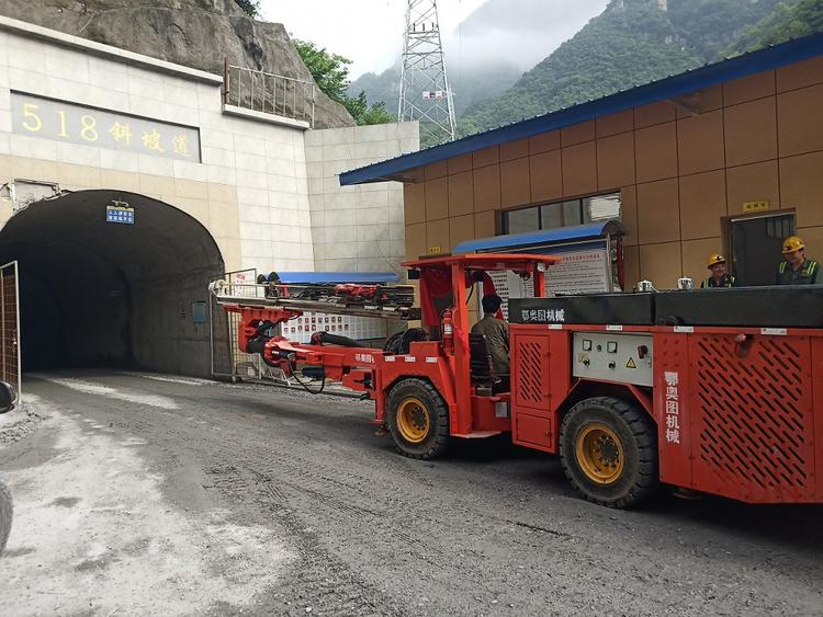 凿岩台车矿山巷道凿岩台车掘进钻车隧道掘进台车履带凿岩台车采矿台车