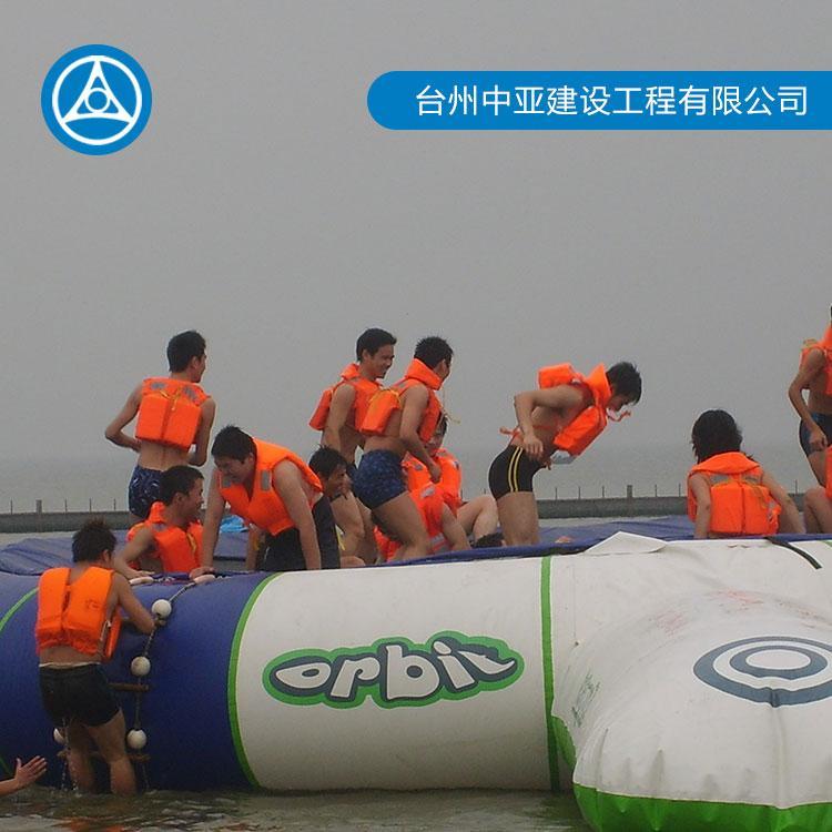 娱乐水上游泳池设计 中亚水上工程 水上浮筒组合游泳池休闲