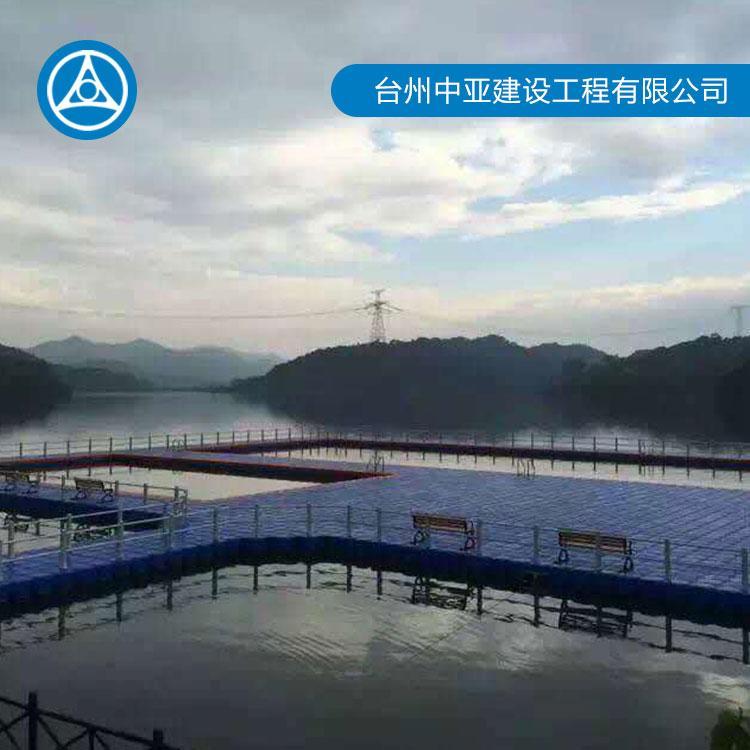 供应水上浮筒游泳池现货 中亚水上工程 水上闯关乐园浮筒搭建
