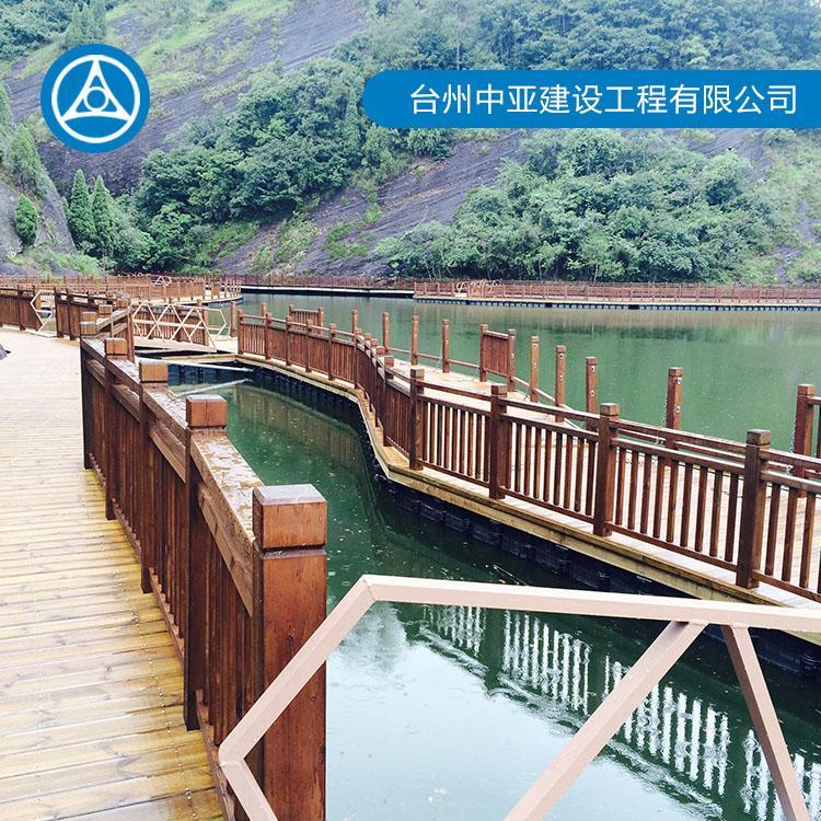 水上平台浮筒 水上游泳池生产商 水上木屋休闲