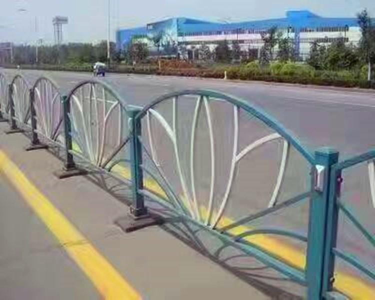 厂家直销道路护栏_道路隔离栏---公路防护栏--防撞栏