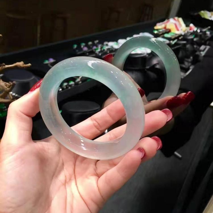 玉镯的价格 翡翠批发 手镯 满绿手镯  满绿翡翠手镯 翡翠手镯  玉镯的价位 种水好点的玉镯 收藏级手镯
