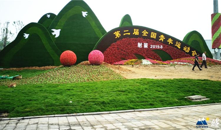 劳动节鲜花绿雕造型 劳动节摆在广场的节日绿雕造型