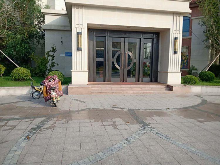 仿铜拉丝肯德基门厂家
