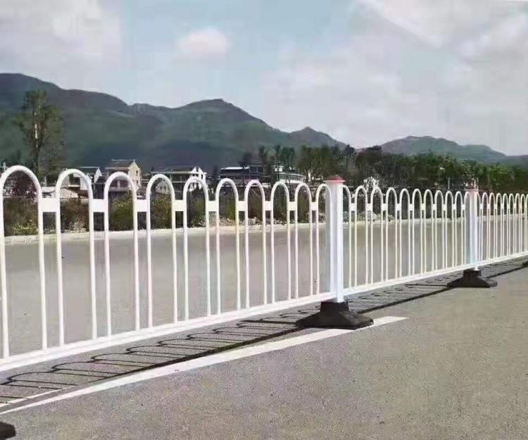专业生产京式护栏_安全隔离道路京式护栏_圆管护栏_圆钢护栏厂家直销