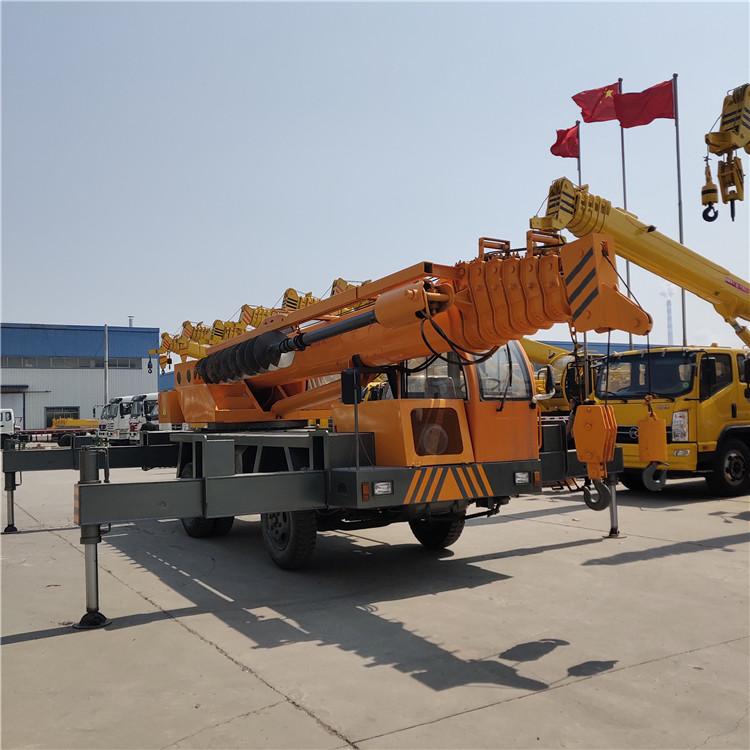 厂家直销自制底盘吊车25吨8小型起重机工地用伸缩吊臂12吨16工程