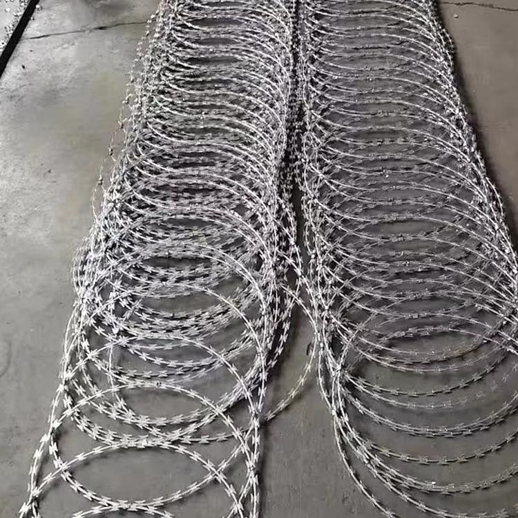 厂家现货 监狱围墙防爬热镀锌带刀片刺绳 可定制飞腾刀片刺绳