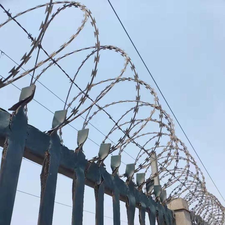厂家现货 派出所防攀越隔离带刀片刺绳 可定制飞腾刀片刺绳