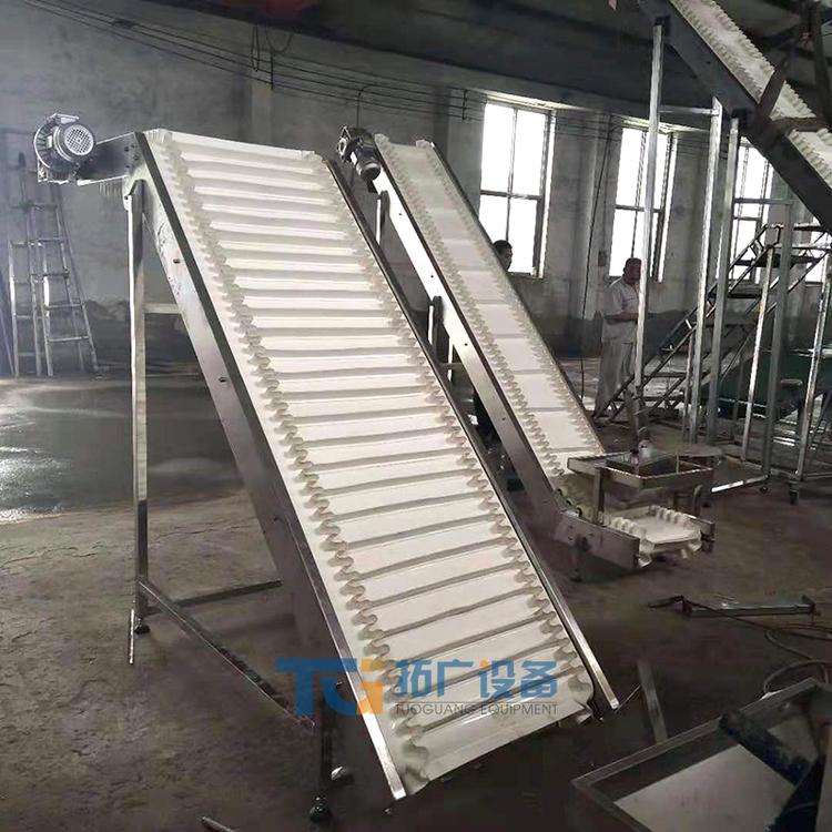 不锈钢挡板皮带输送机传送速冻虾仁pu白色输送机不锈钢爬坡流水线设备厂家定制