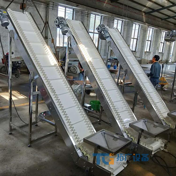 速冻元宵皮带爬坡输送机倾斜上料挡板提升机大功率皮带裙边传送机