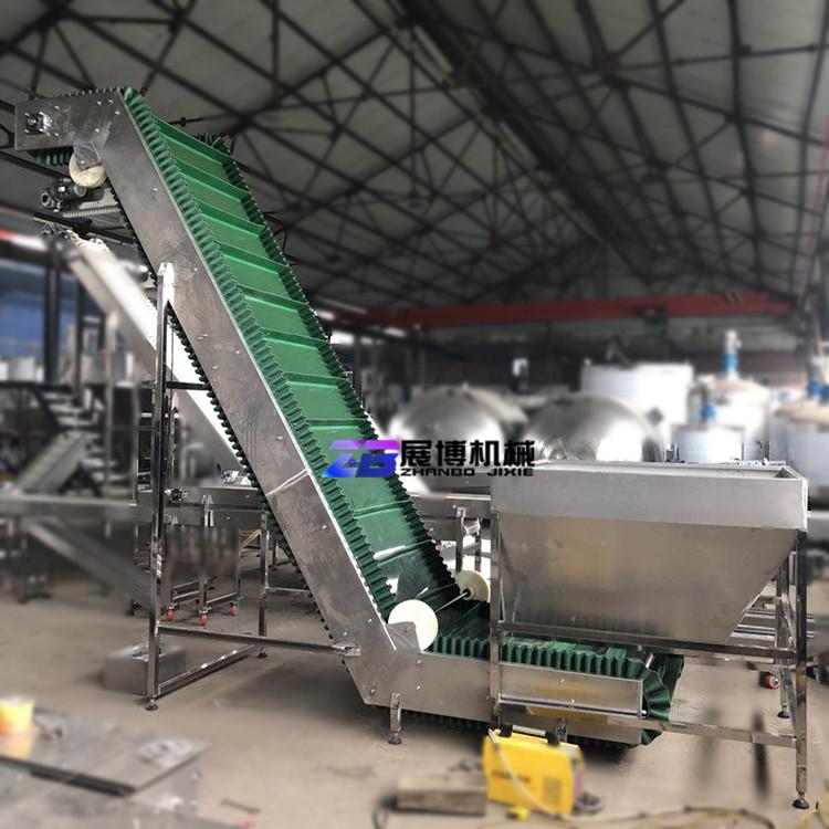 大倾角爬坡皮带输送机五谷杂粮食品级PVC传送带600宽挡板爬坡机