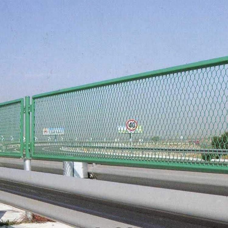 云南 钢板网护栏 机械防护网 批发现货 高速公路菱形孔护栏 可定制