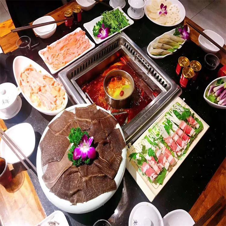 便宜的火锅桌子 火锅餐桌多少钱一套  家用餐桌带火锅的桌子