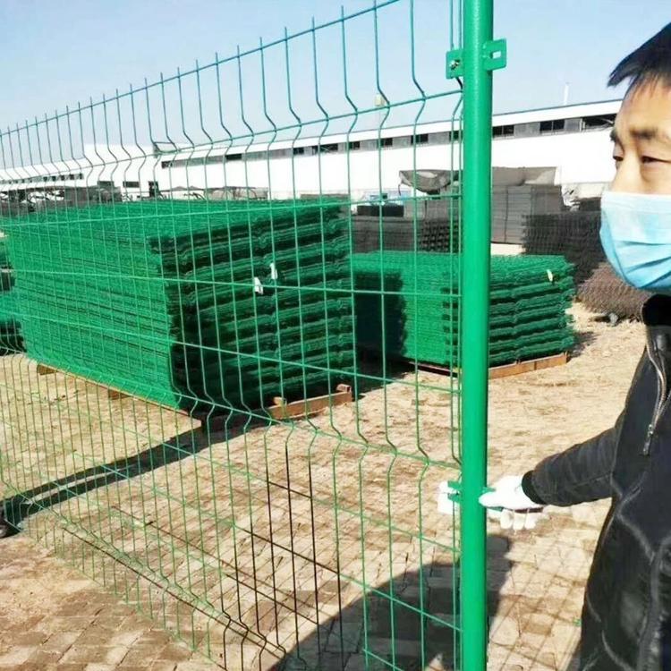 桃型柱三角折弯护栏网鼎尊厂家镀锌折弯小区园林护栏网