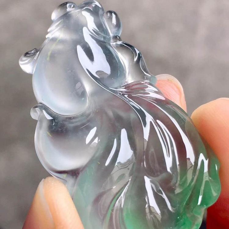 哪里有缅甸翡翠吊坠 A货翡翠 纯天然翡翠 翡翠吊坠 翡翠一手货源 高冰吊坠 玻璃种吊坠 满绿翡翠吊坠 满绿吊坠 年年有余 年年有鱼
