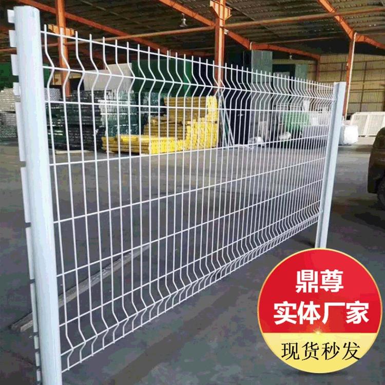 三角折弯护栏网厂家鼎尊桃型柱镀锌三角折弯护栏小区园林护栏网