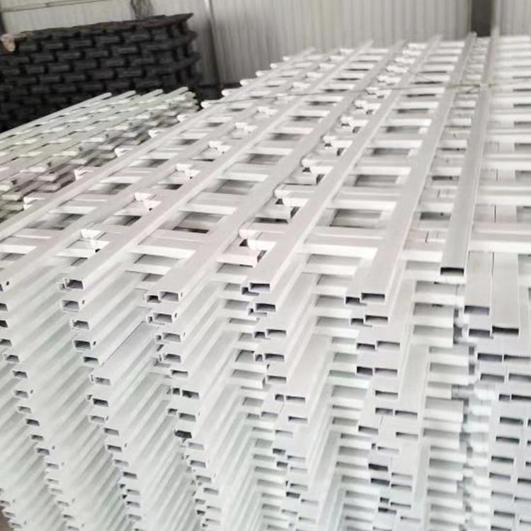 批发耐用隔离栅栏防护栏草坪护栏PVC草坪护栏