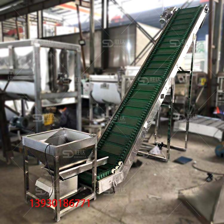 食品级倾斜皮带输送机长生果格挡裙边输送机多用途PVC传送带