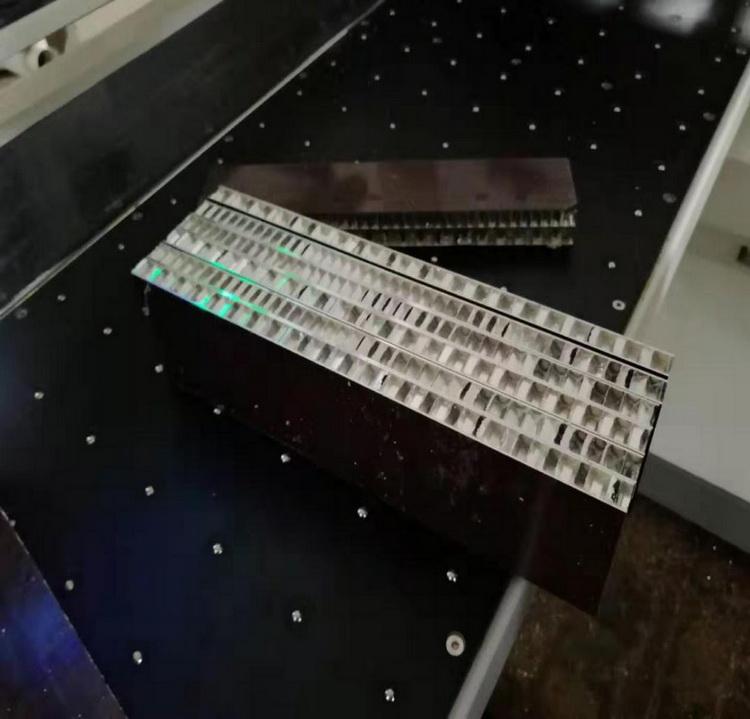 全自动蜂窝铝板裁切锯 蜂窝铝板分条机 重型蜂窝铝板裁板锯 铝板自动裁切锯
