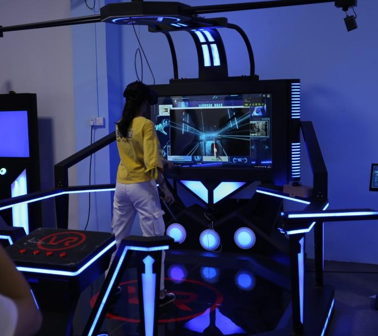 VR行走平台VR行走空间 VR蛋椅 VR影院 VR自助扫码设备