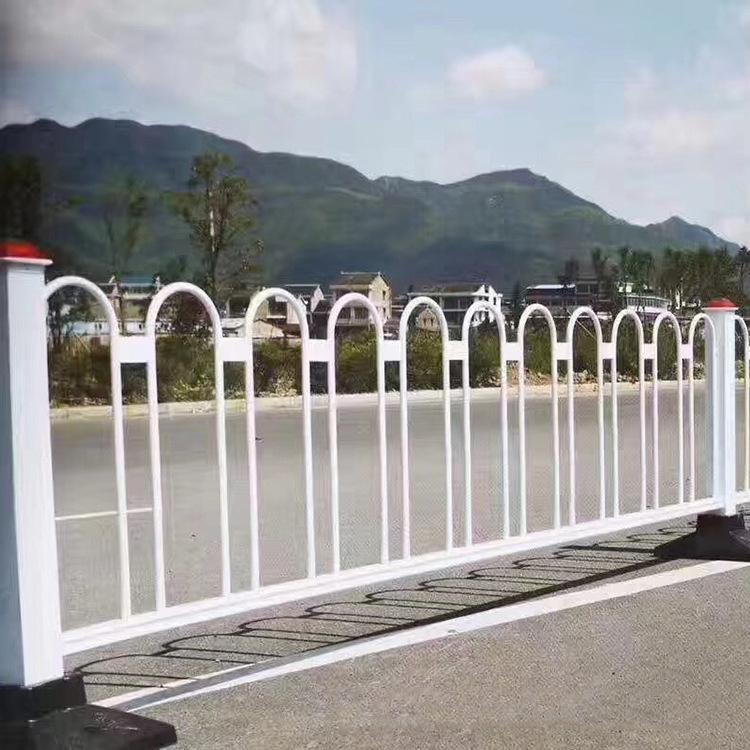 山西道路隔离栏    锌钢道路护栏  道路栏杆直销 价格合理