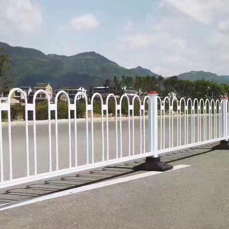 广西道路隔离栏    锌钢道路护栏  道路栏杆公司 型号齐全