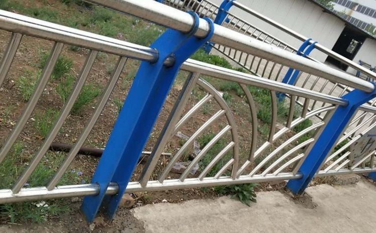 不锈钢复合管桥梁防撞护栏河道景观灯光栏杆钢板立柱道路隔离护栏