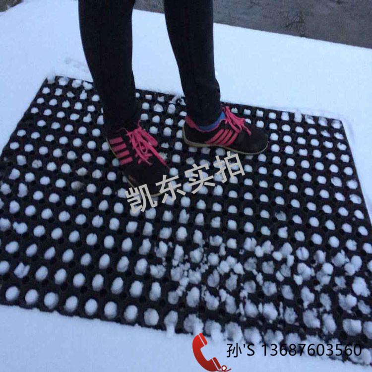 雪天<em>防</em>打滑橡胶垫_青岛凯东户外安全保护地垫_高尔夫球场用有孔橡胶草地垫青岛厂家