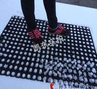 雪天<em>防</em>打滑橡胶垫_青岛凯东户外安全保护地垫_高尔夫球场用有孔橡胶草地垫青岛厂家