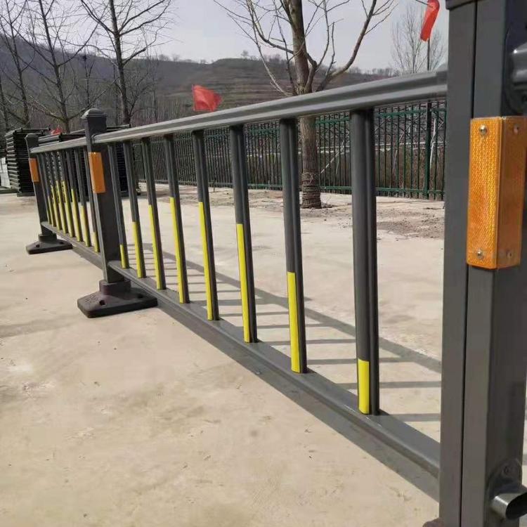 专业生产锌钢交通防撞栏栅_锌钢人行道护栏_马路交通安全栅栏