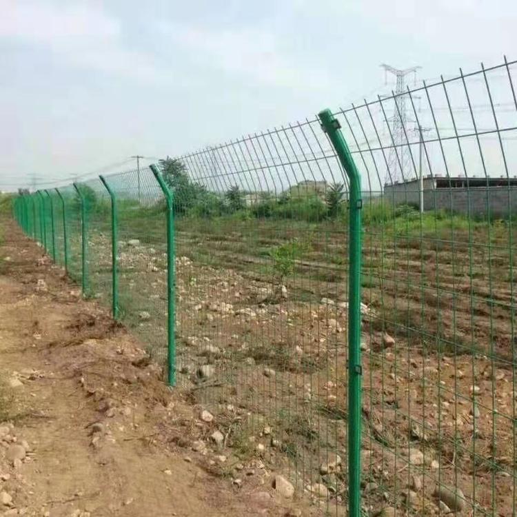 云南 双边丝护栏网定制 高速公路护栏网  厂区铁丝网围栏圈地果园养殖钢丝网围栏网 厂家现货 批发