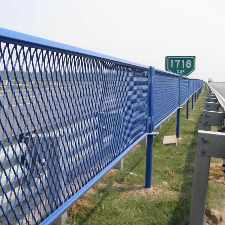 宝鸡市销售钢板网护栏高速公路铁路隔离护栏网铁丝围栏批发 框架护栏网