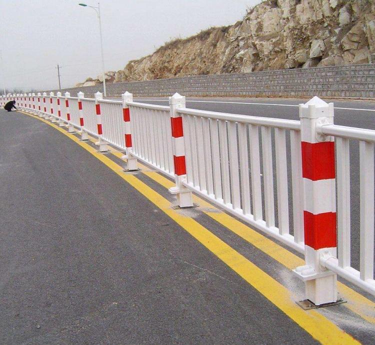 昆明 道路交通护栏城市马路公路镀锌钢防撞栏杆围栏市政防护隔离栏 量大从优