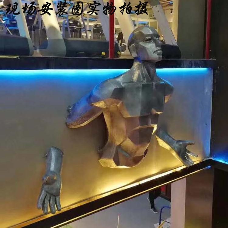 玻璃钢穿墙人物雕塑 抽象创意穿墙人物雕塑 室内景观雕塑挂件