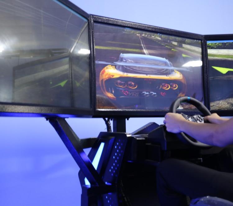 VR三屏赛车vr赛车竞速游戏vr三屏6轴带动感体验vr酒驾乐阳