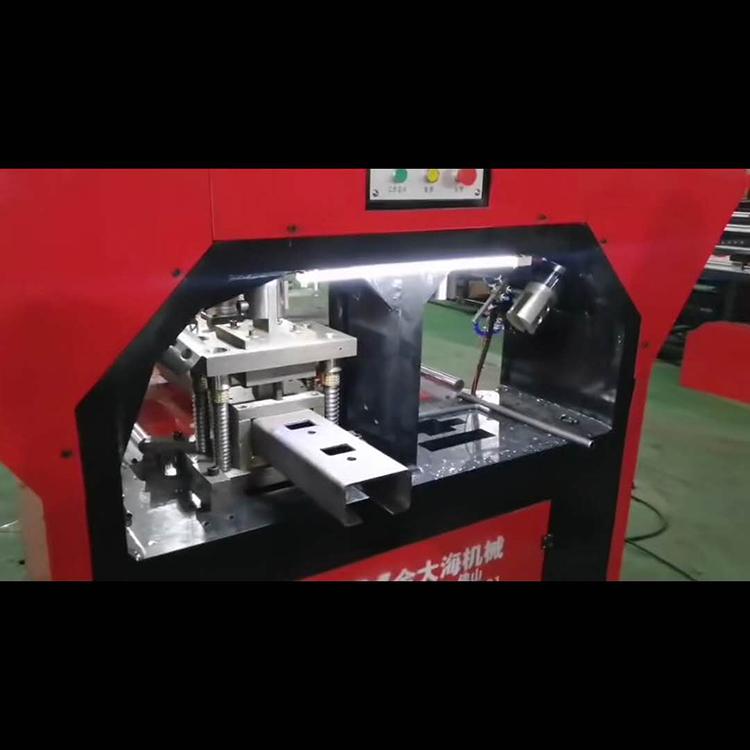 C型钢方孔圆孔冲孔机   方管高速冲孔机 爬架立杆高速冲孔机