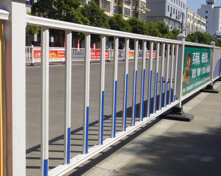 西安公路隔离护栏 高速公路隔离栅栏 道路护栏图片西安交通护栏 交通护栏定制 定制马路围栏