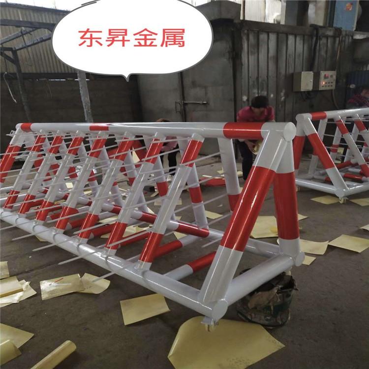 厂家定制拒马带刺路障 移动挡车护栏 军事防爆交通路障 移动阻车器