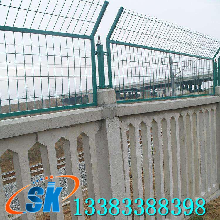 双边丝护栏网铁丝网防护隔离围栏圈地公路厂房围墙网厂家