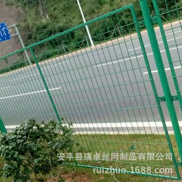 厂家热卖公路隔离护栏网 道路铁丝网 高速隔离栅护栏现货出售