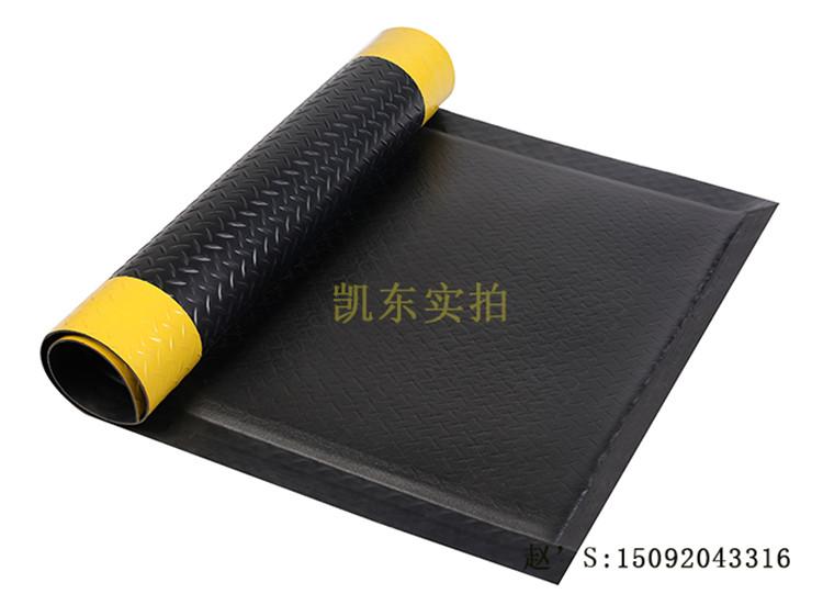防疲劳脚垫_厂家专业定制青岛凯东厂家直销工厂车间地面PVC双层发泡抗疲劳垫_车间站立橡胶防滑减震地垫黑色黄边