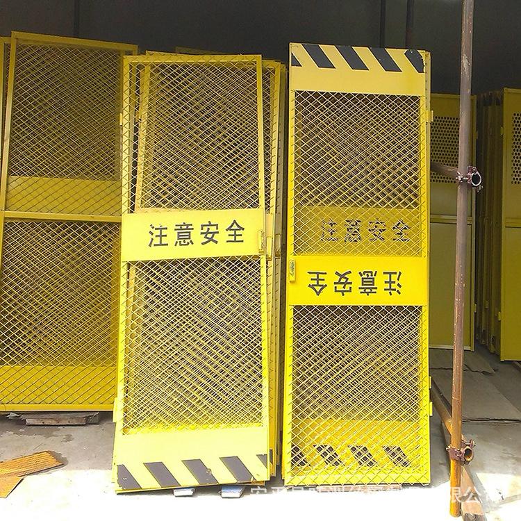 钢板网电梯门厂家 施工电梯安全门价格 施工围挡基坑临时护栏