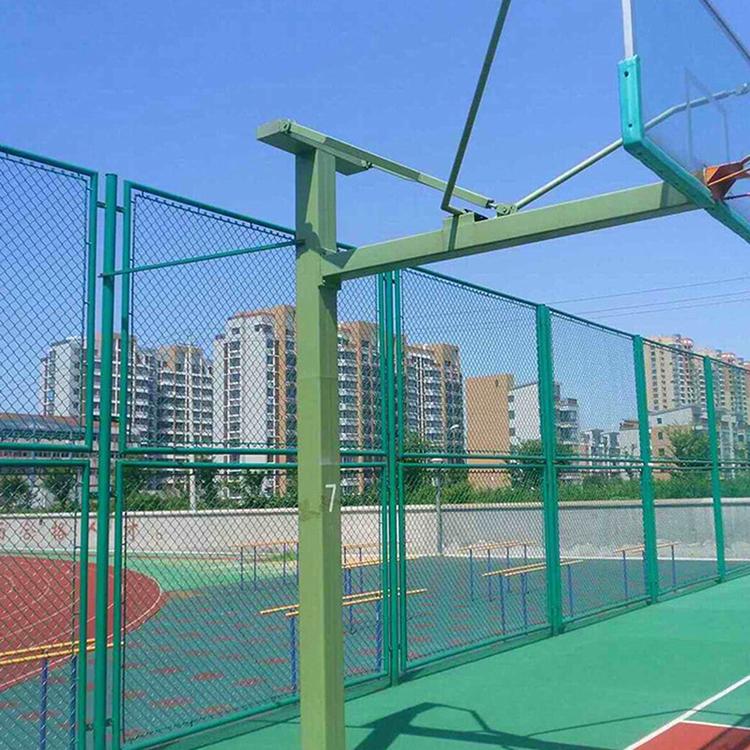 厂家直销隔离防护喷塑篮球场围栏网 可定制铁丝勾花篮球场围栏网