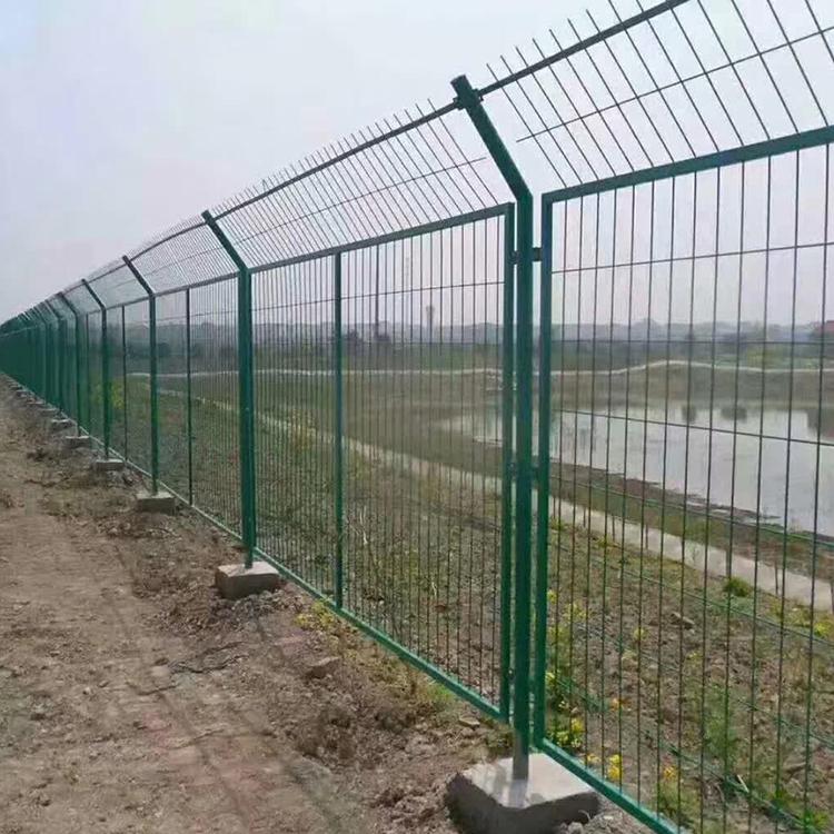 云南省 定制公路圈喷塑护栏网 低碳钢丝框架护栏铁丝围栏网批发
