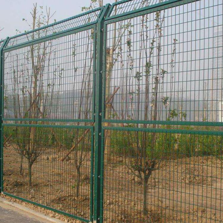 云南省昆明市  护栏网定做公路护栏网 铁路防护栅栏 圈地框架护栏网