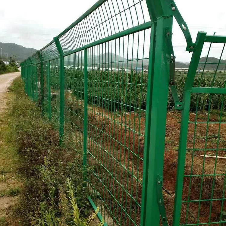 云南省 昆明市  定制公路圈地双边丝喷塑护栏网 低碳钢丝框架护栏 铁丝围栏网批发