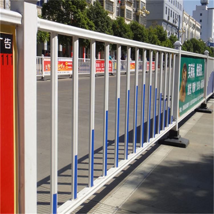 西安市场广告牌道路护栏 市区商业区隔离带广告防护栏 热镀锌铁艺护栏
