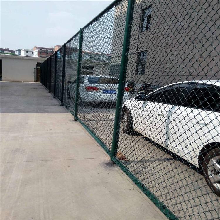 操场围栏网 足球场护栏厂家 4米高学校球场学校体育场馆公园运动场地隔离防护网安装价格