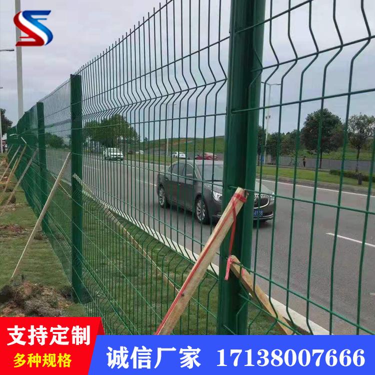 四川折弯护栏网厂家供应桃型柱三角折弯护栏定制园林小区景区栅栏安全隔离折弯围栏网