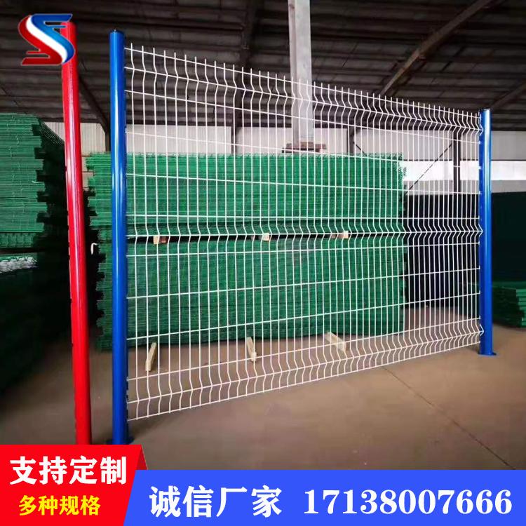 邛崃市折弯护栏网供应桃型柱三角折弯护栏定制园林小区景区栅栏安全隔离三折弯围栏网